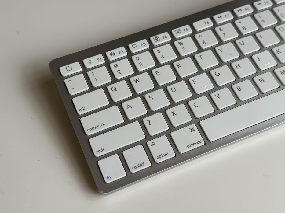 Клавіатура Apple A1243 б/в без однієї кнопки
