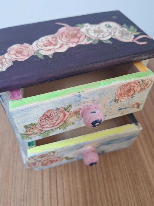 Mainiaturowa dekoracyjna szafka