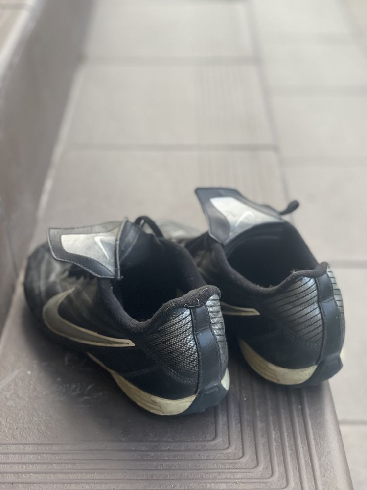 Футзалки Nike 39. Сороконожки