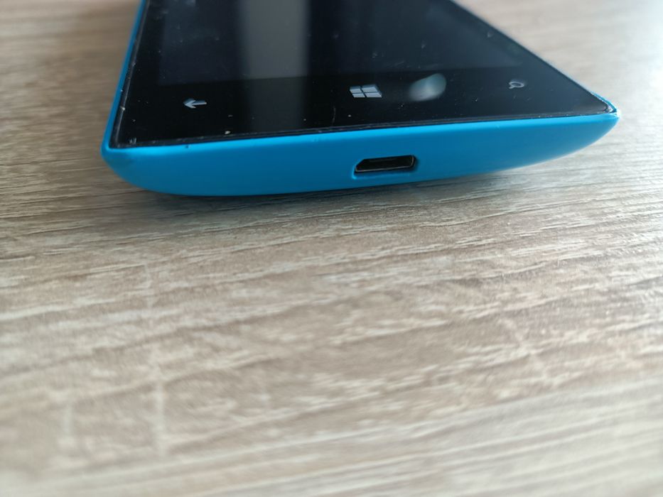 Nokia Lumia 520. iPhone