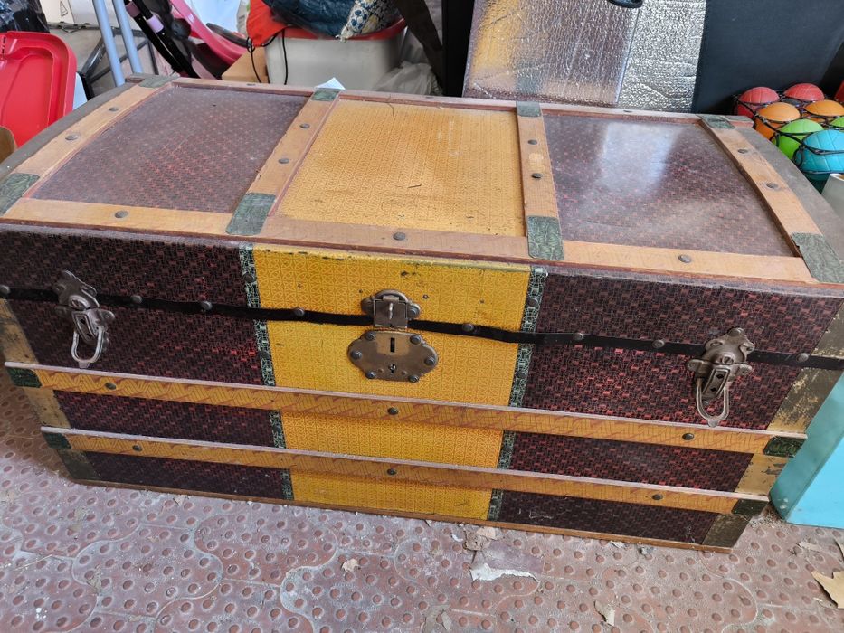 Arca antiga de madeira e chapa