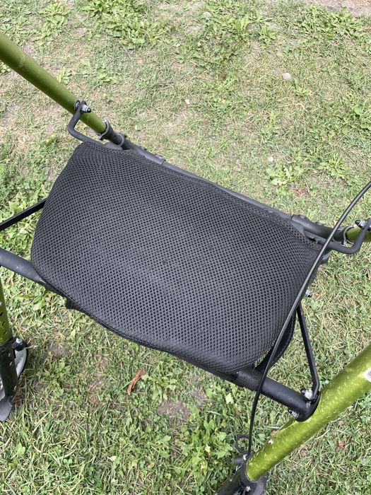 Balkonik z kolkami i siedziskiem dla seniorao