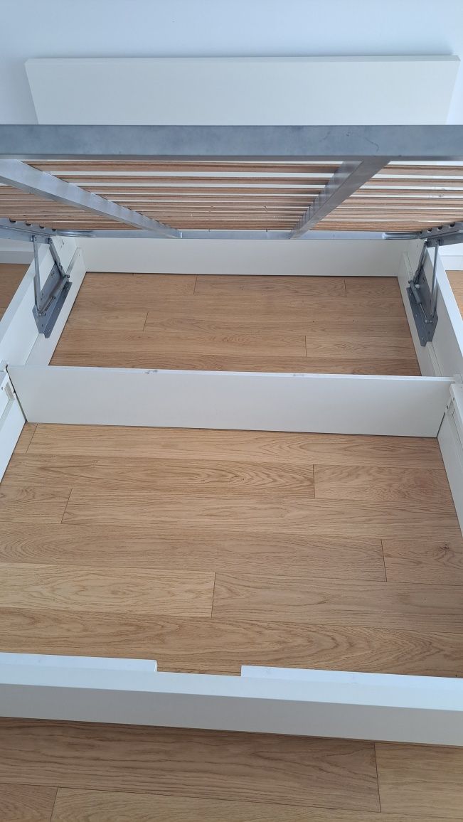 Cama branca com estrado