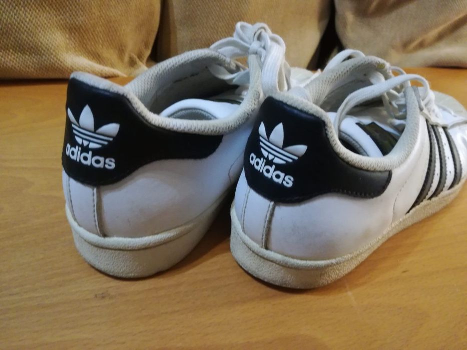 Sapatilhas Adidas Superstar, risca preta, tamanho 38.