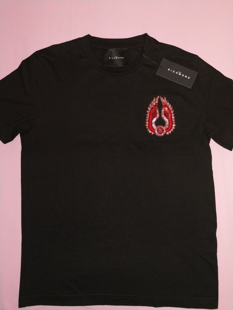 T-shirt męski marki John Richmond.