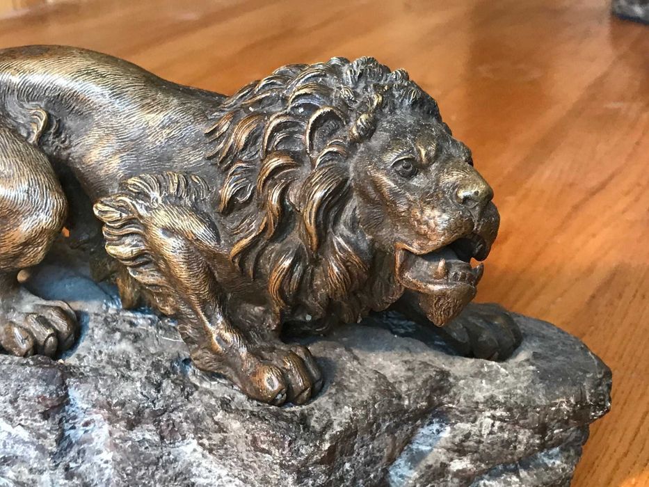 Prestiżowa para lwów w mosiądzu na granitowej skale - rzeźby na biurko
