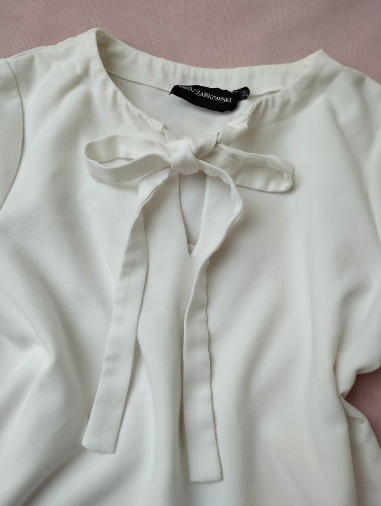 Mielczarkowski kremowa biała bluzka z baskinką, kokarda Rozmiar S / M
