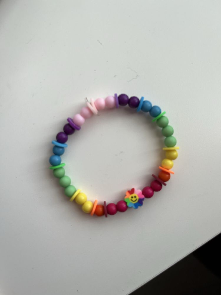 Pulseira com misanga e buracha