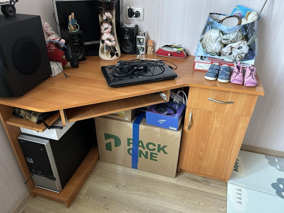 Продам комп'ютерний стіл