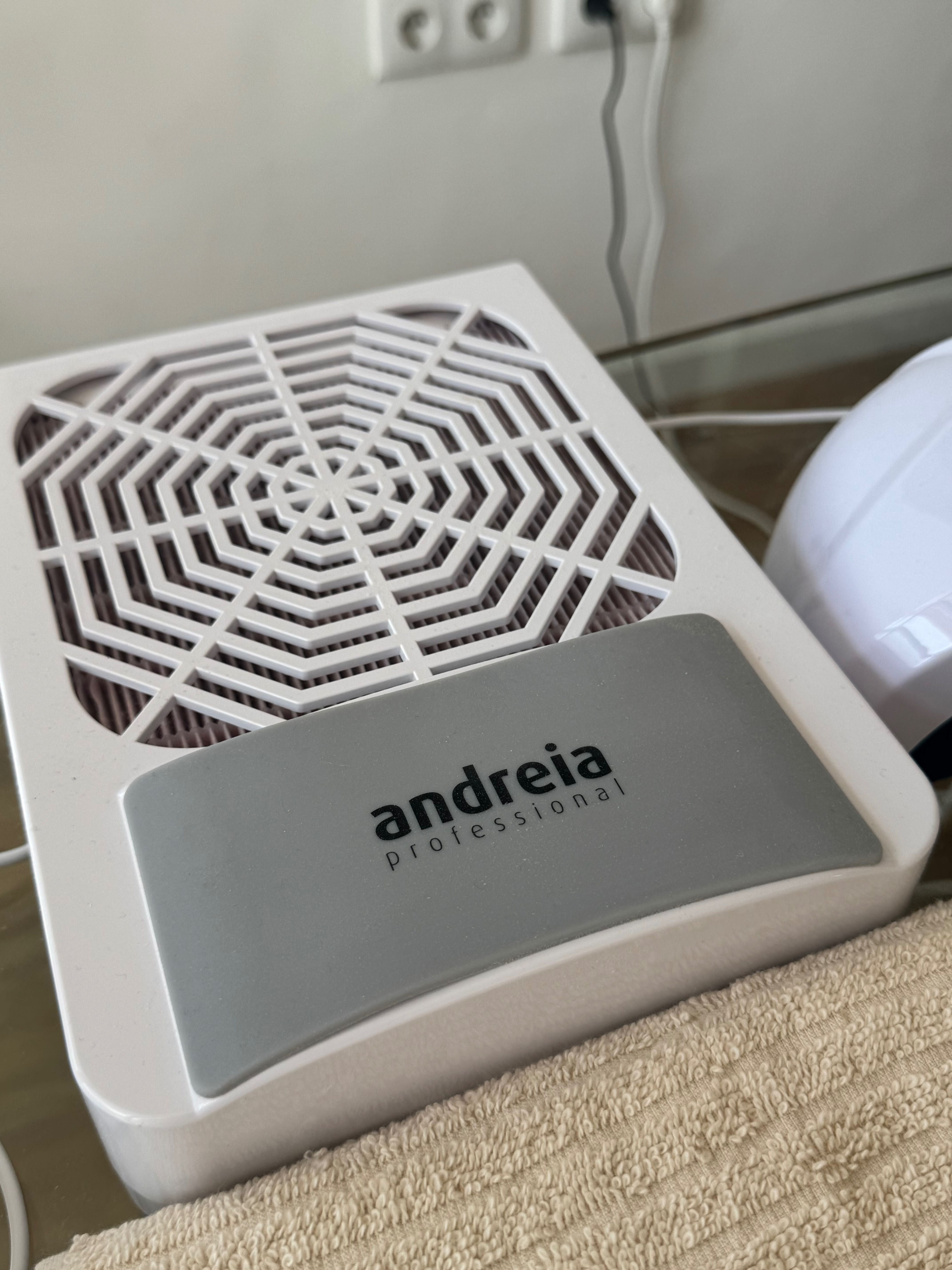 Vende-se balcão de recepção, espelho, cadeira alta e material unhas