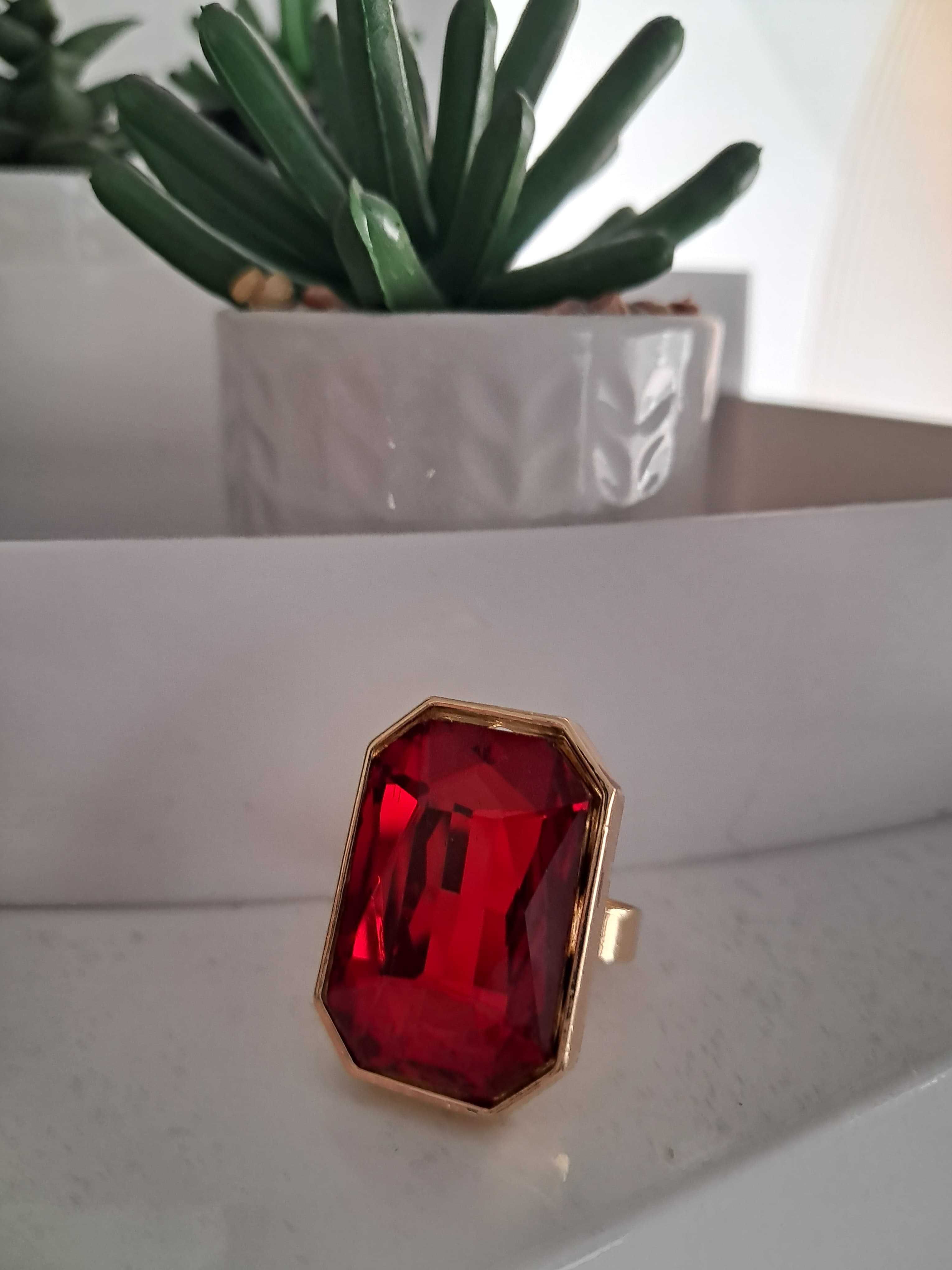 Anel Dourado com Pedra Vermelha Estilo Rubi – Joia Elegante e Marcante