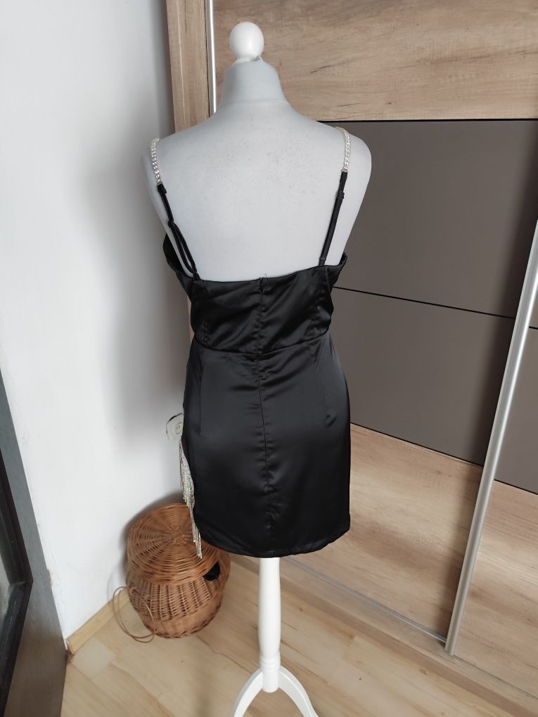Czarna sukienka mini z łańcuszkami r. 40/42