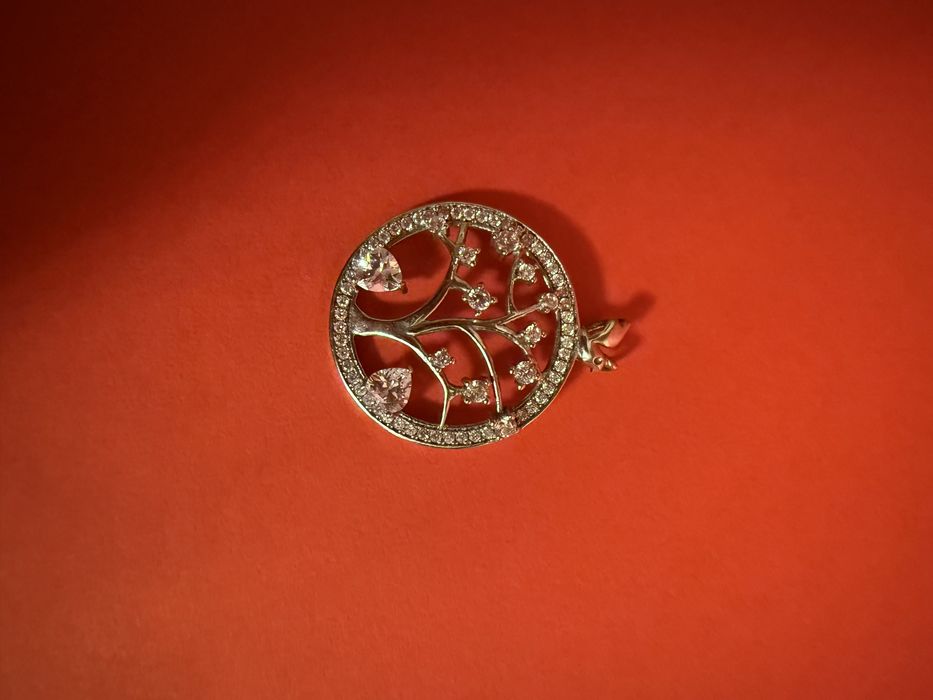 Святкова діадема преміум якості ,стан повністю новий.Срібний кулон 925