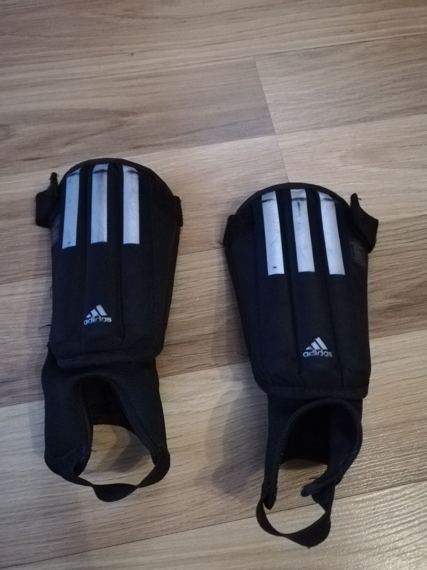 Ochraniacze piłkarskie, adidas, bardzo ładne