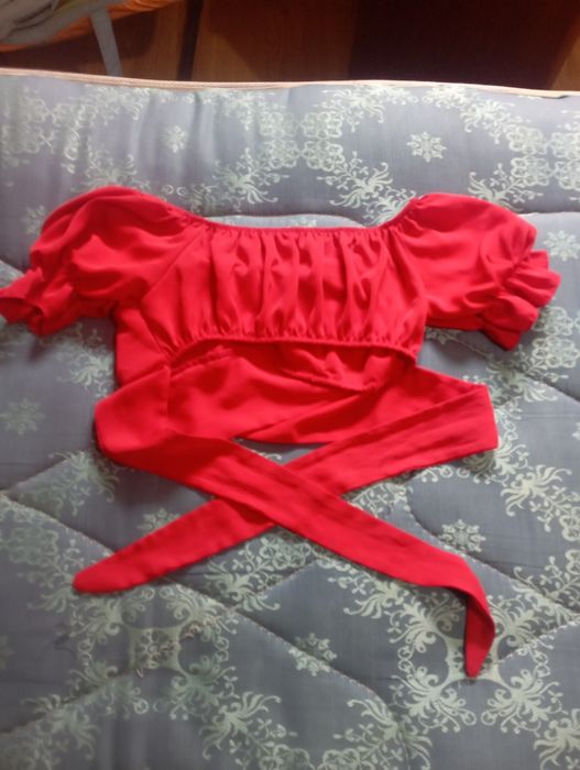 Top vermelho com laço