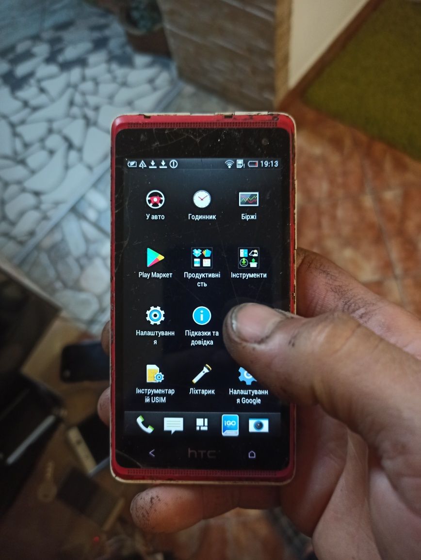 Продам смартфон HTC робочий, акаммулятор слабий