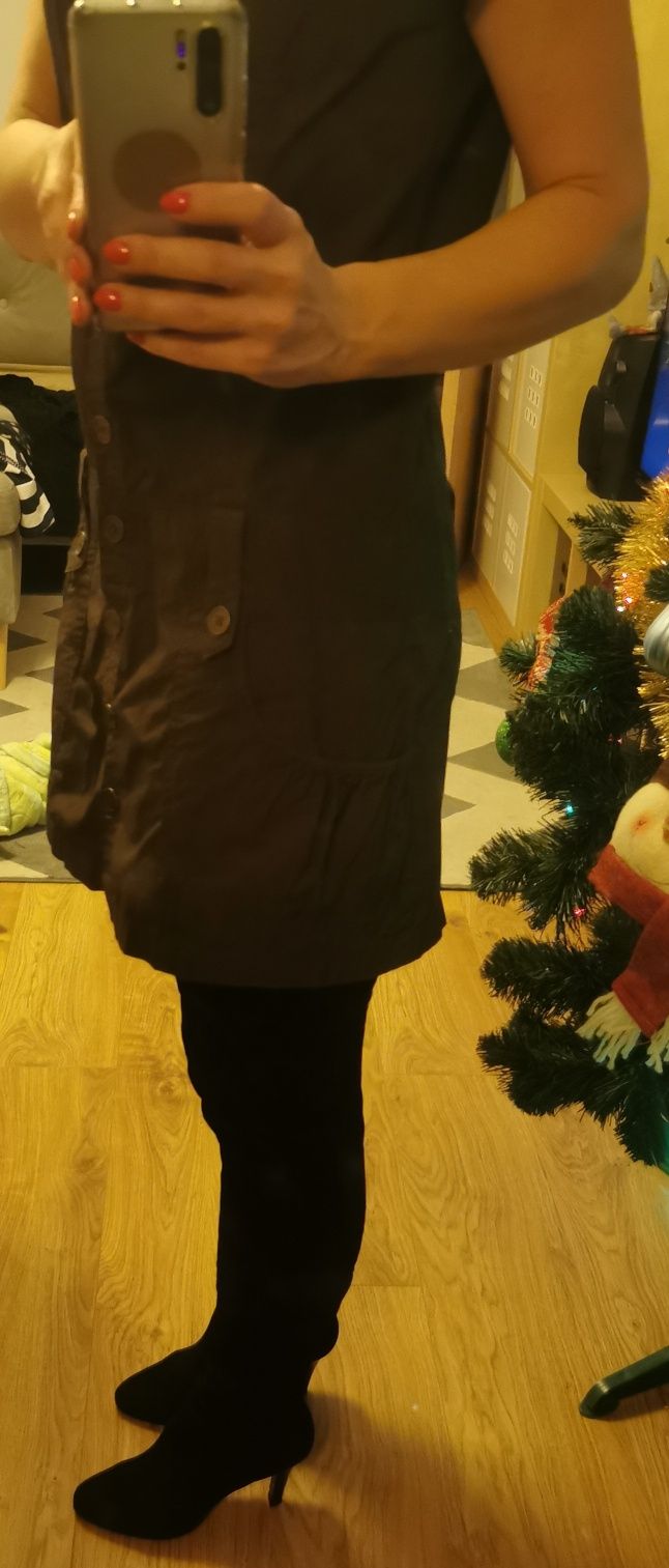 Czarne zamszowe kozaki i brązowa sukienka