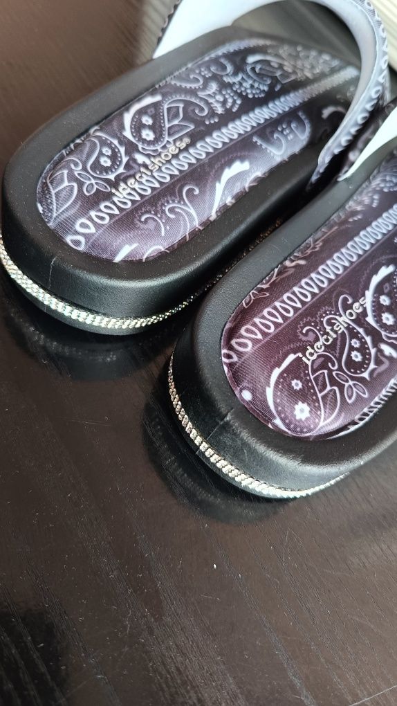 Nowe klapki damskie z cyrkoniami