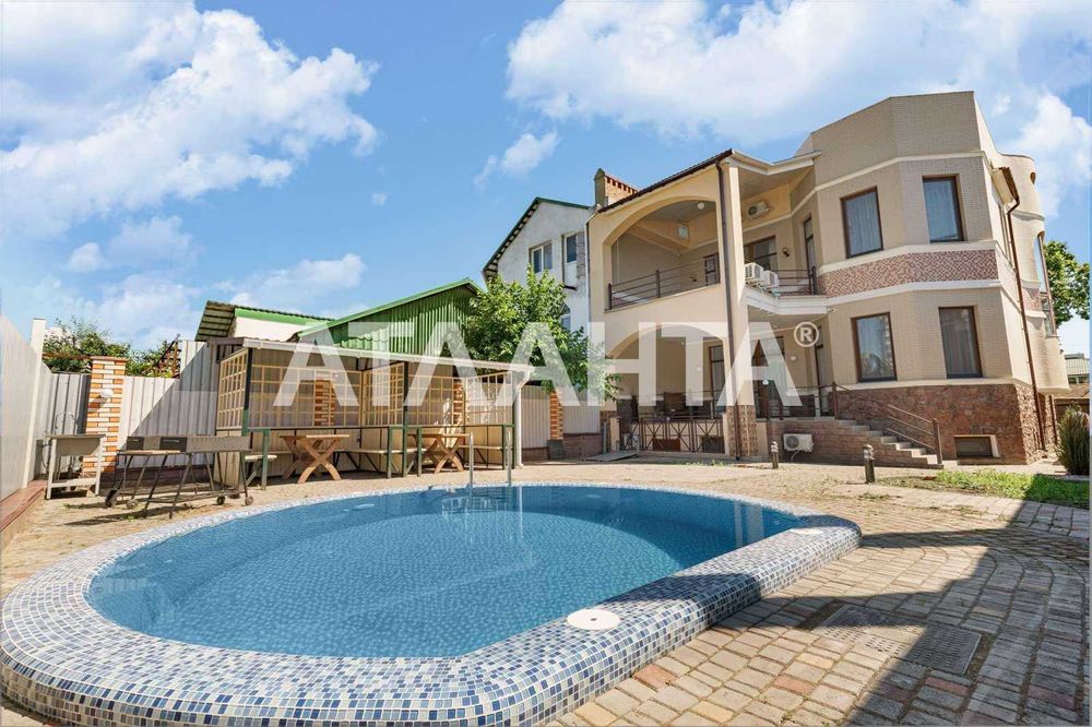 Гостиница в пешей доступности 13 фонтана! Бассейн!