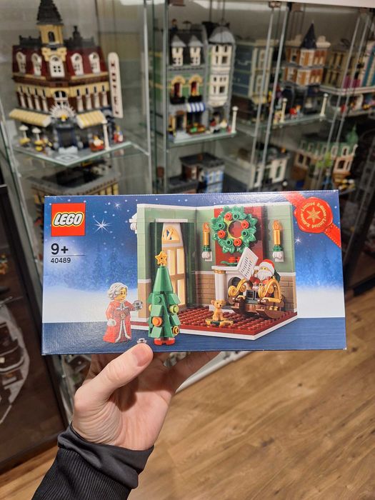 Mr. and Mrs. Claus's Living Room 40489