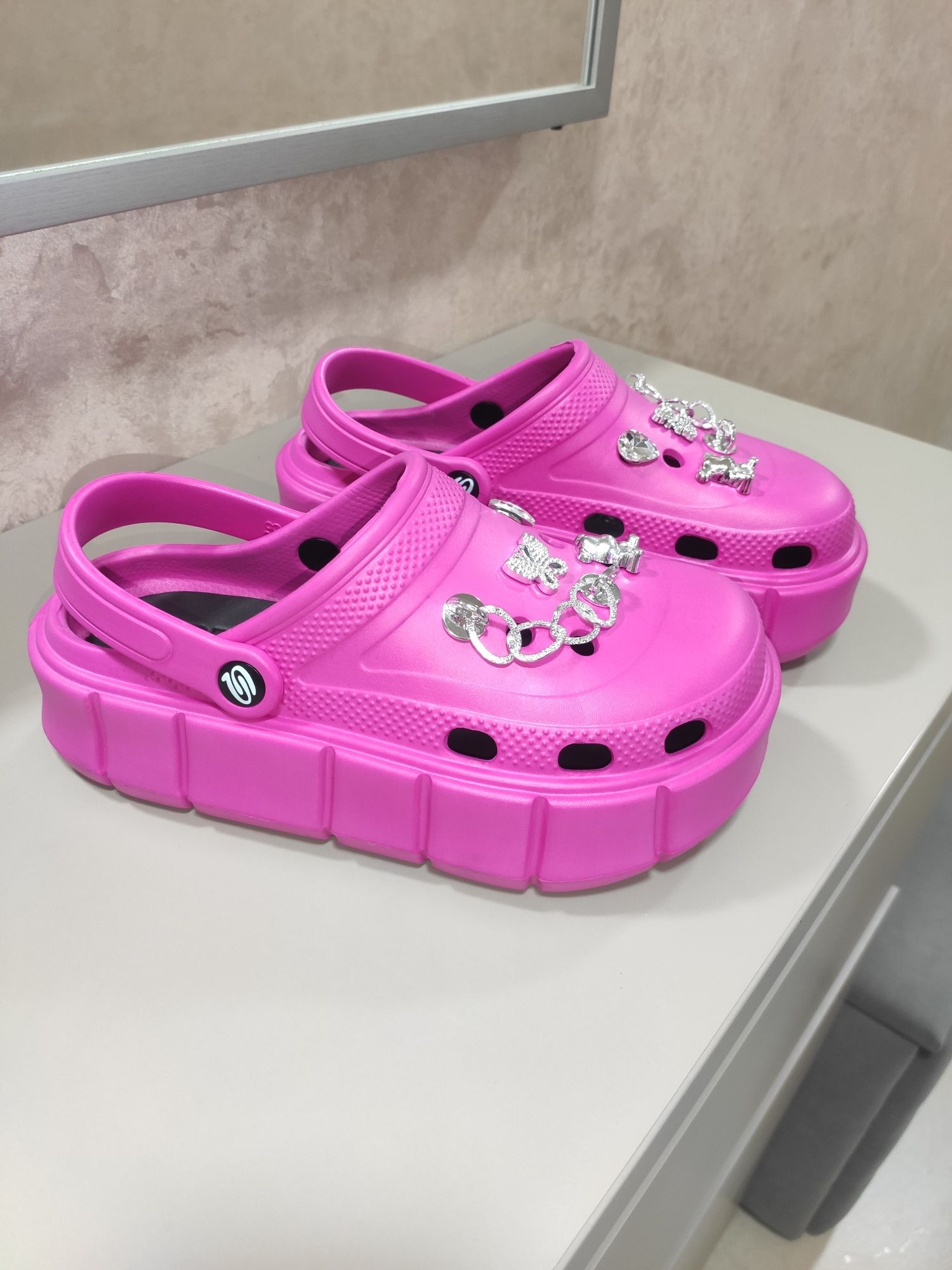 Кроксы женские с джибитсами