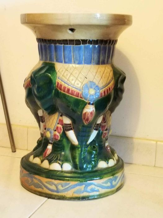 Banco ou floreira oriental em porcelana