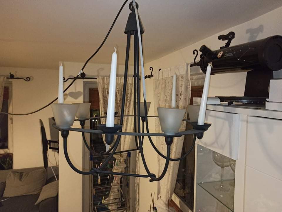 Piękny czarny żyrandol, lampa