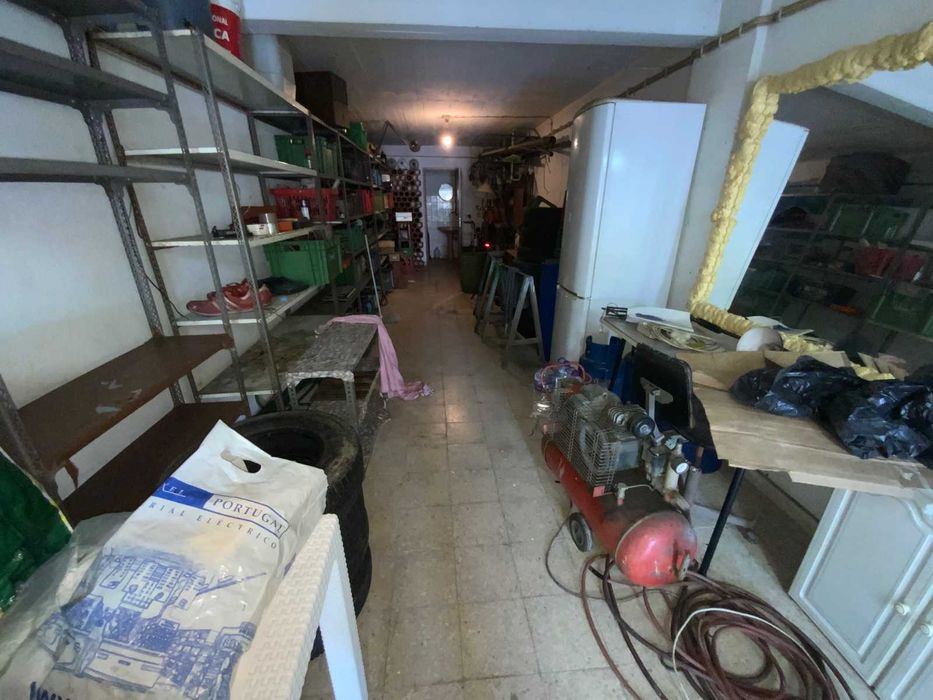 Recheio de garagem com diverso material e ferramentas e materiais