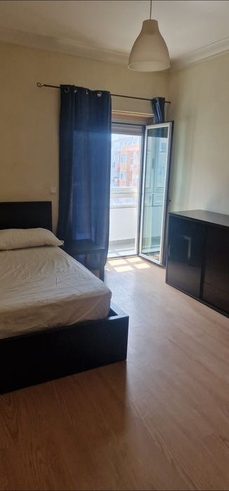 Alugo quartos de casal 600 na Amadora