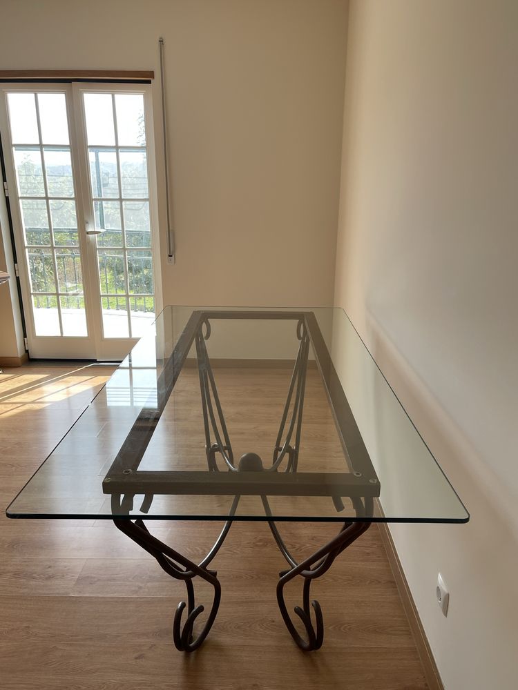 Mesa de jantar com tampo em vidro e base em ferro forjado