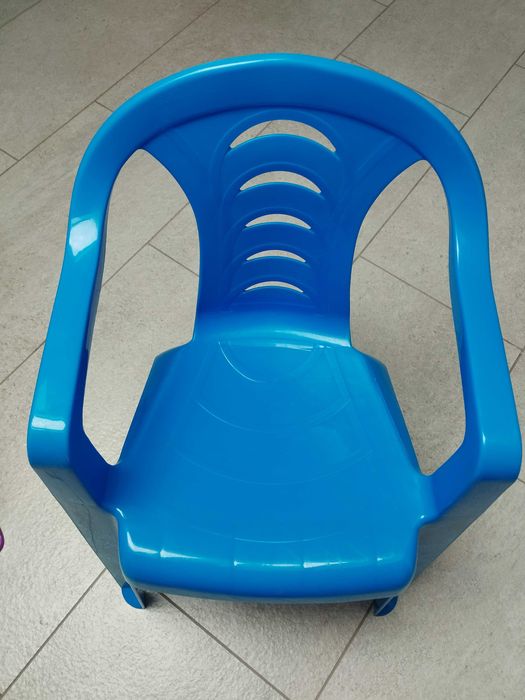 dziecięcy stolik i dwa krzesełka