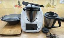 Thermomix tm 6 dodatkowo drugie naczynie i deska.