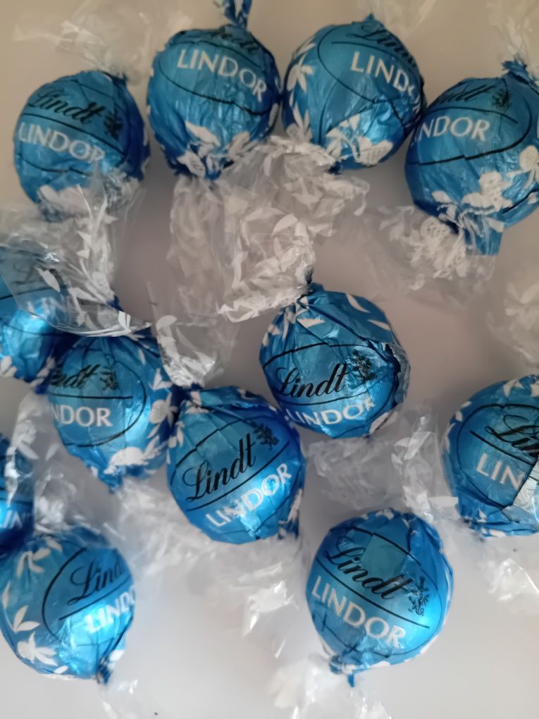 Praliny Lindt Lindor Mleczne Biała Czekolada Z Ciasteczkami 1 KG Na Wa