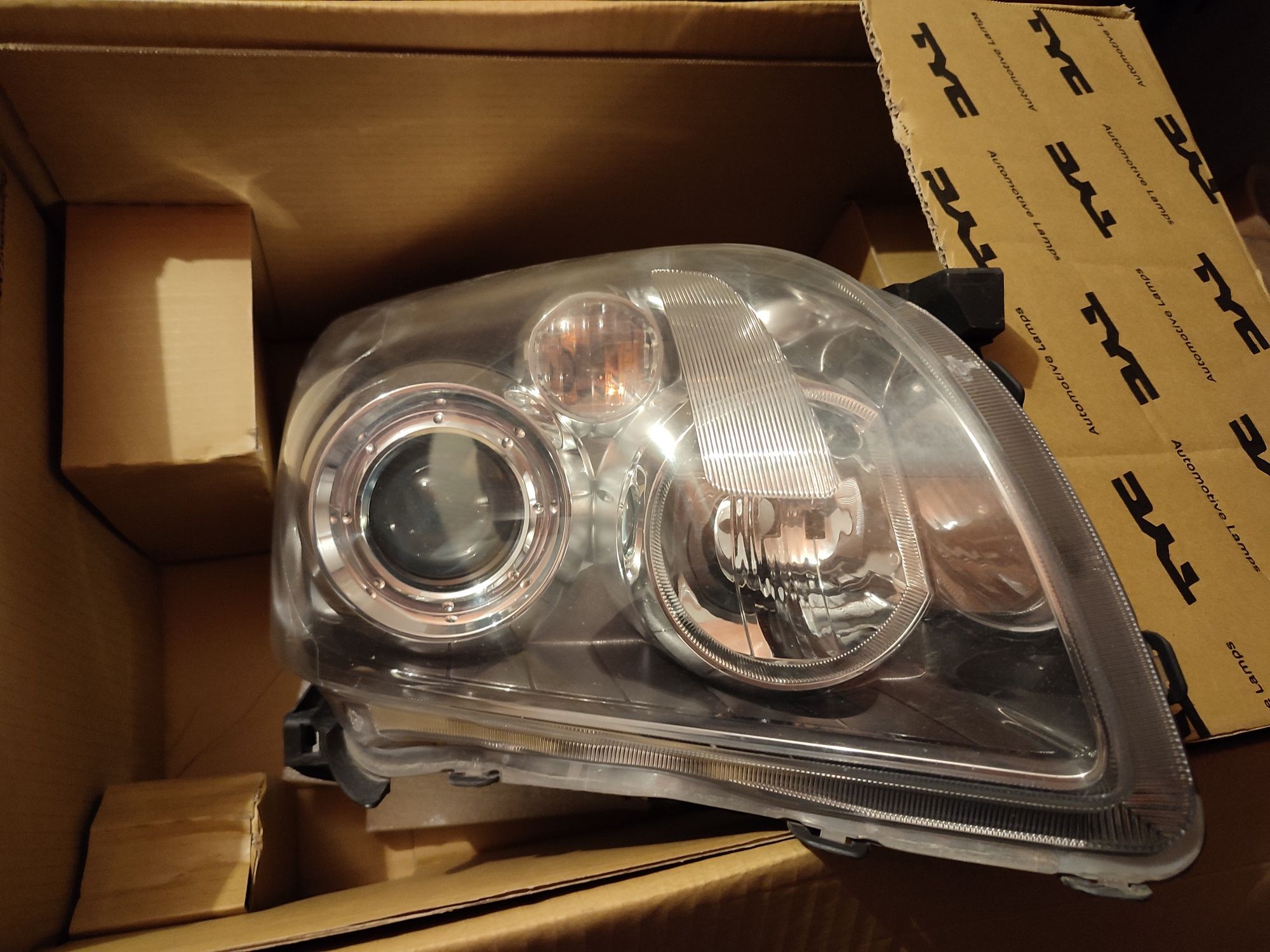 Farol Esquerdo Avensis 2.0 D4D de 2008