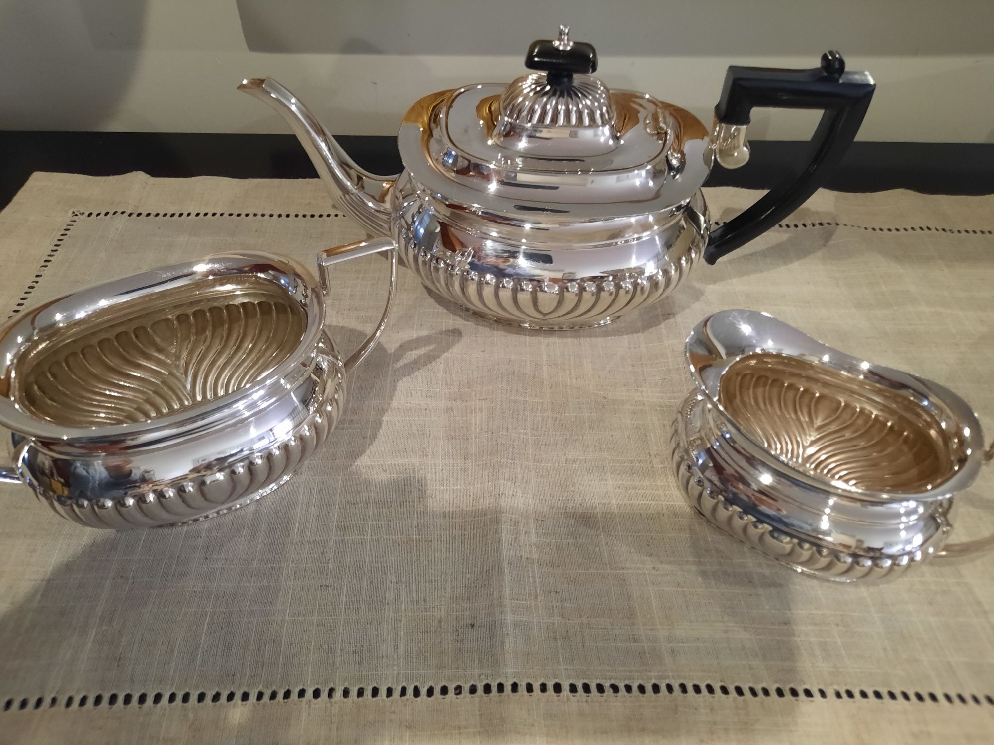 Vendo serviço  de chá  banhado com plata inglesa.