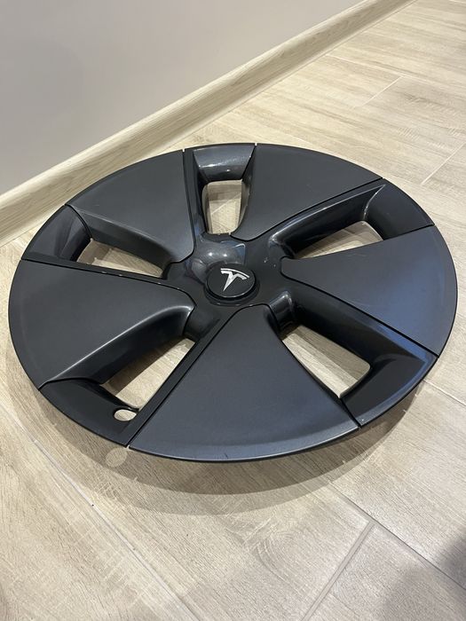 Оригінальні колпаки Tesla Model 3 R18