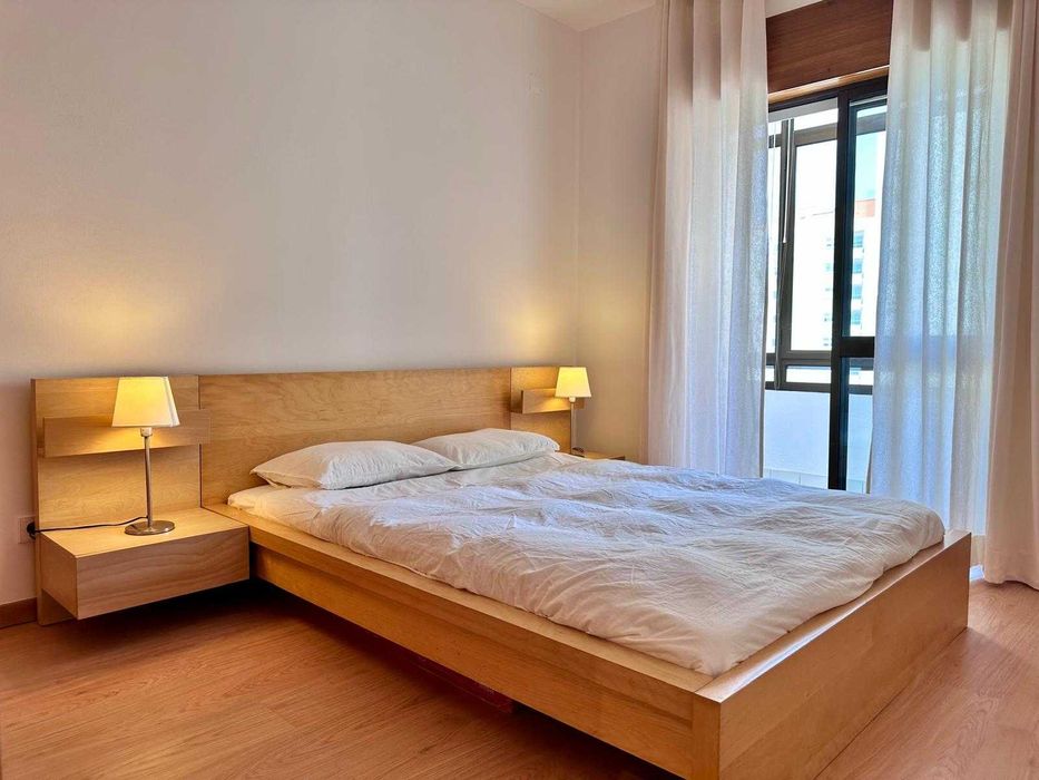 Cama de casal Ikea e 2 mesas de cabeceira