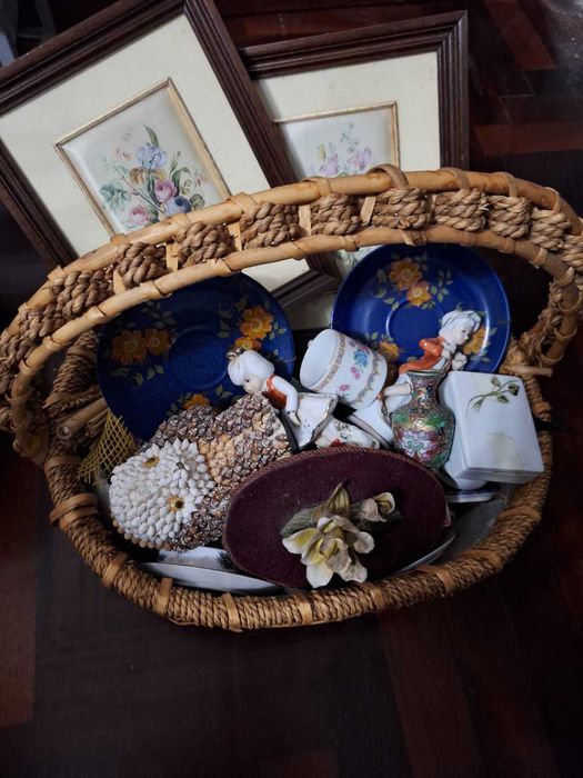 Cesto com peças decorativas / antiguidades variadas