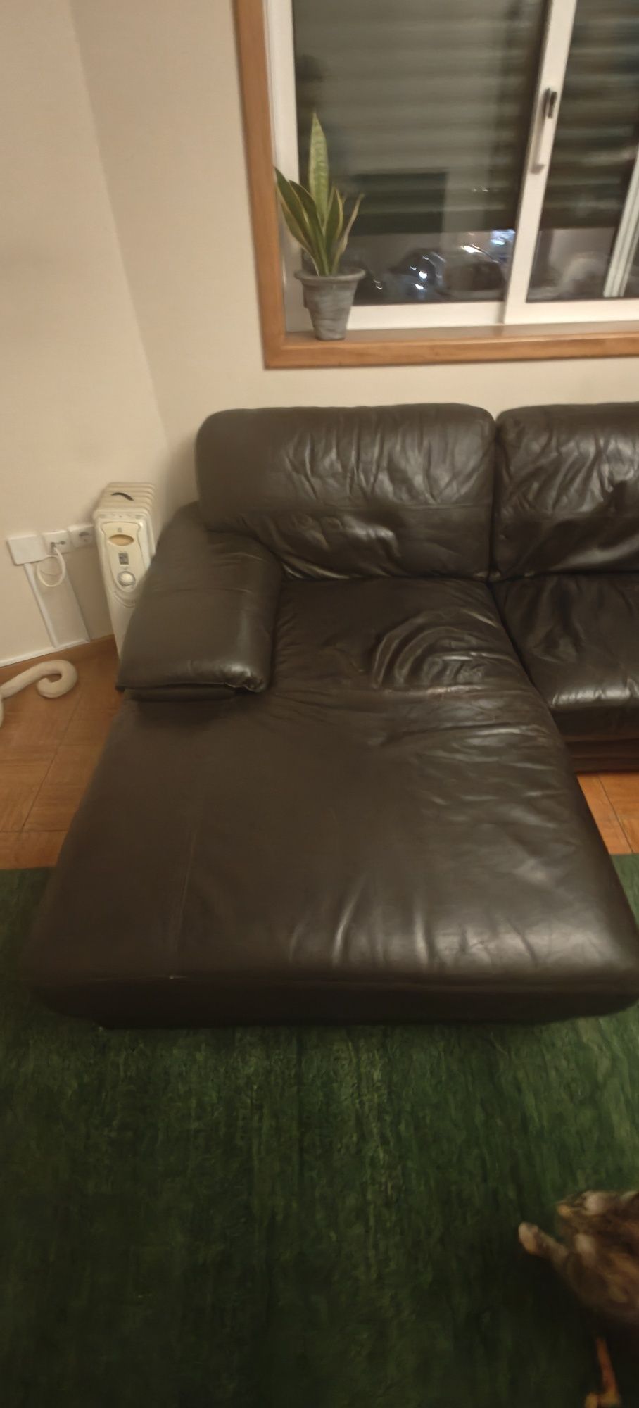 Sofá de pele preto com chaise longue – 200 €