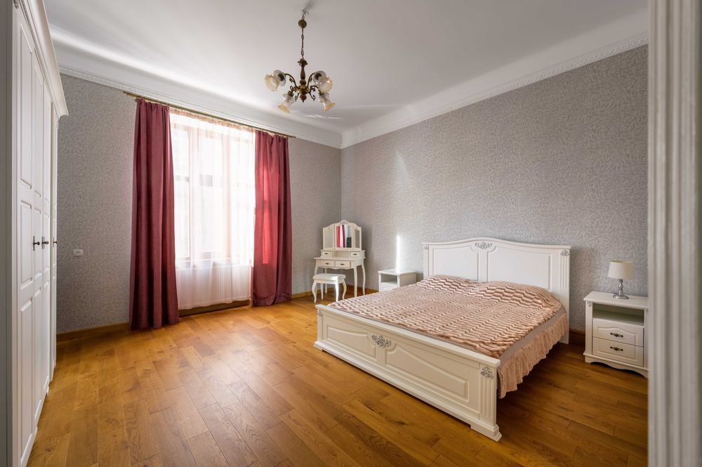 Оренда просторої 2к в історичному центрі.