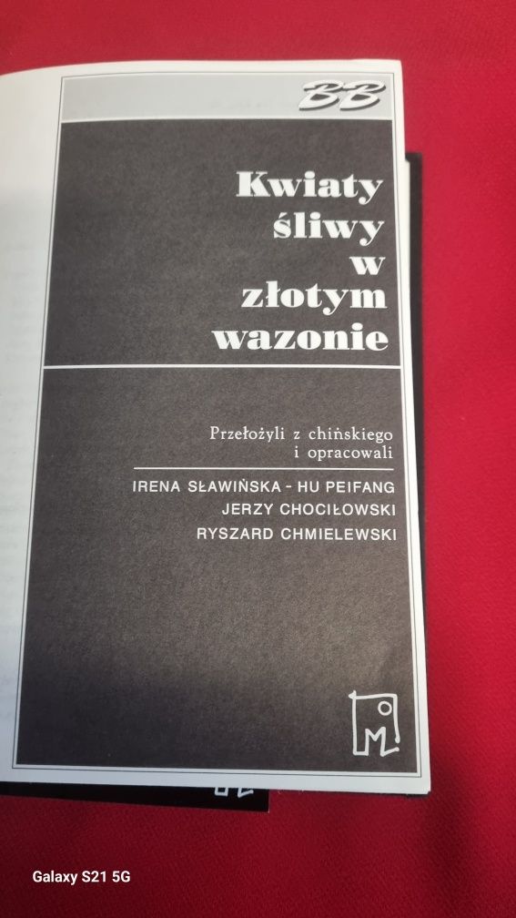 BB Kwiaty śliwy w złotym wazonie.