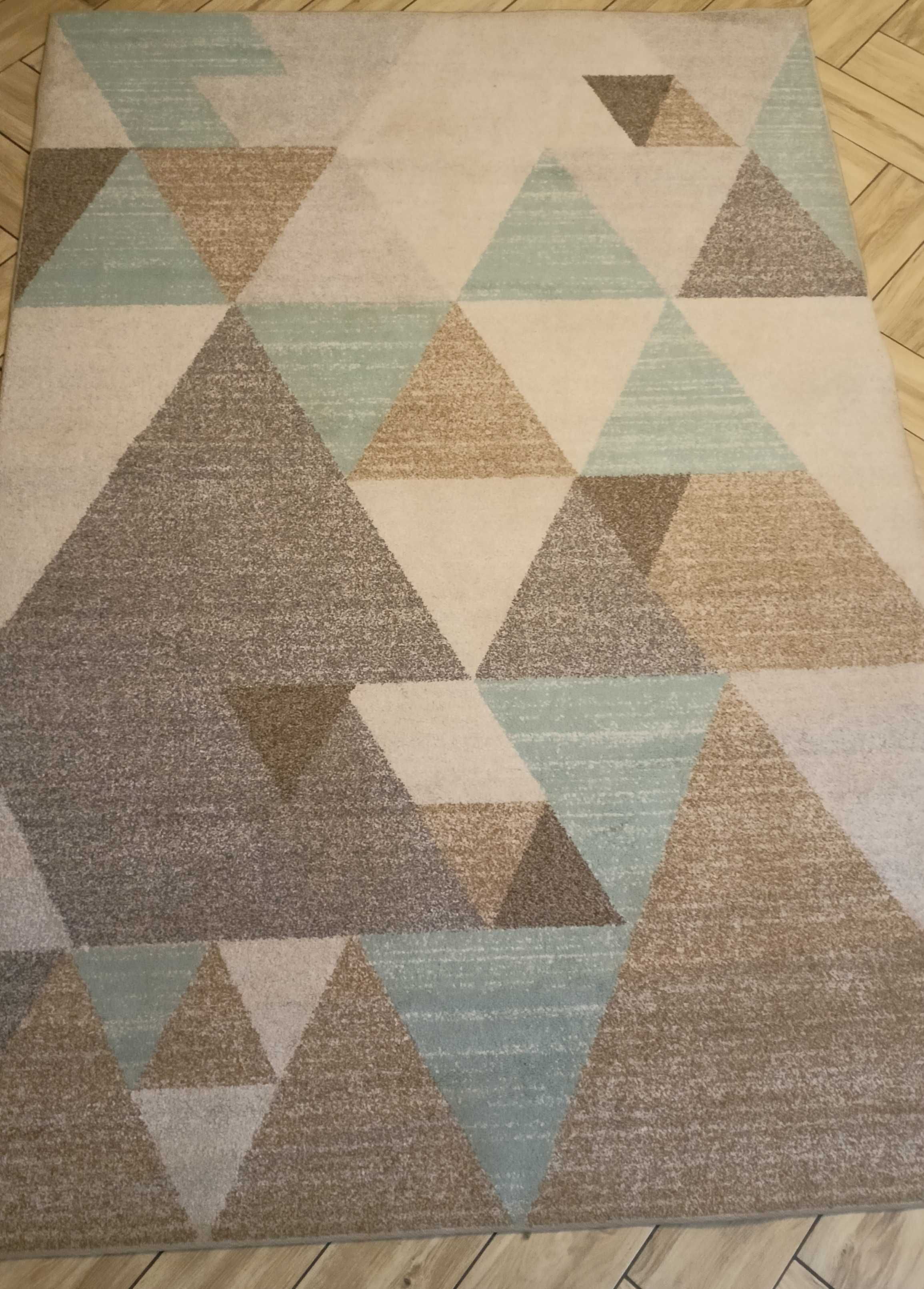 Dywan w geometryczne trójkąty 180/260