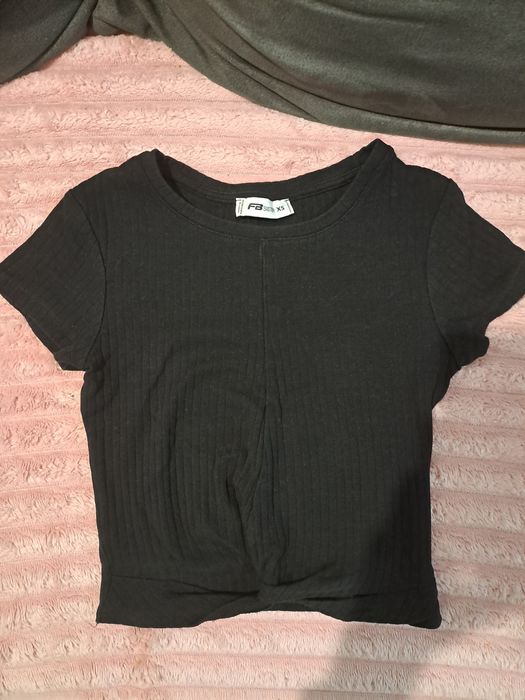 Czarny top z wiązaniem