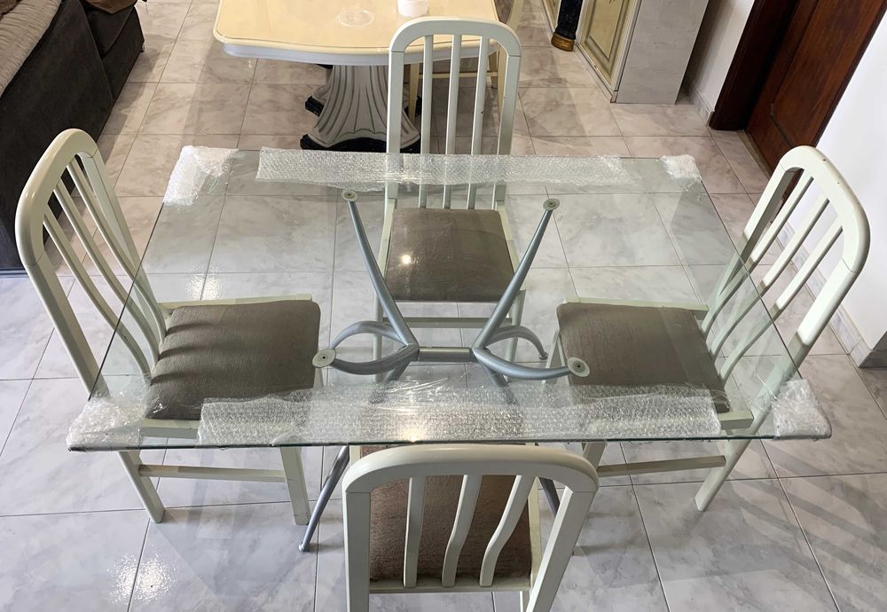 Mesa de vidro (Jantar) com 4 cadeiras.