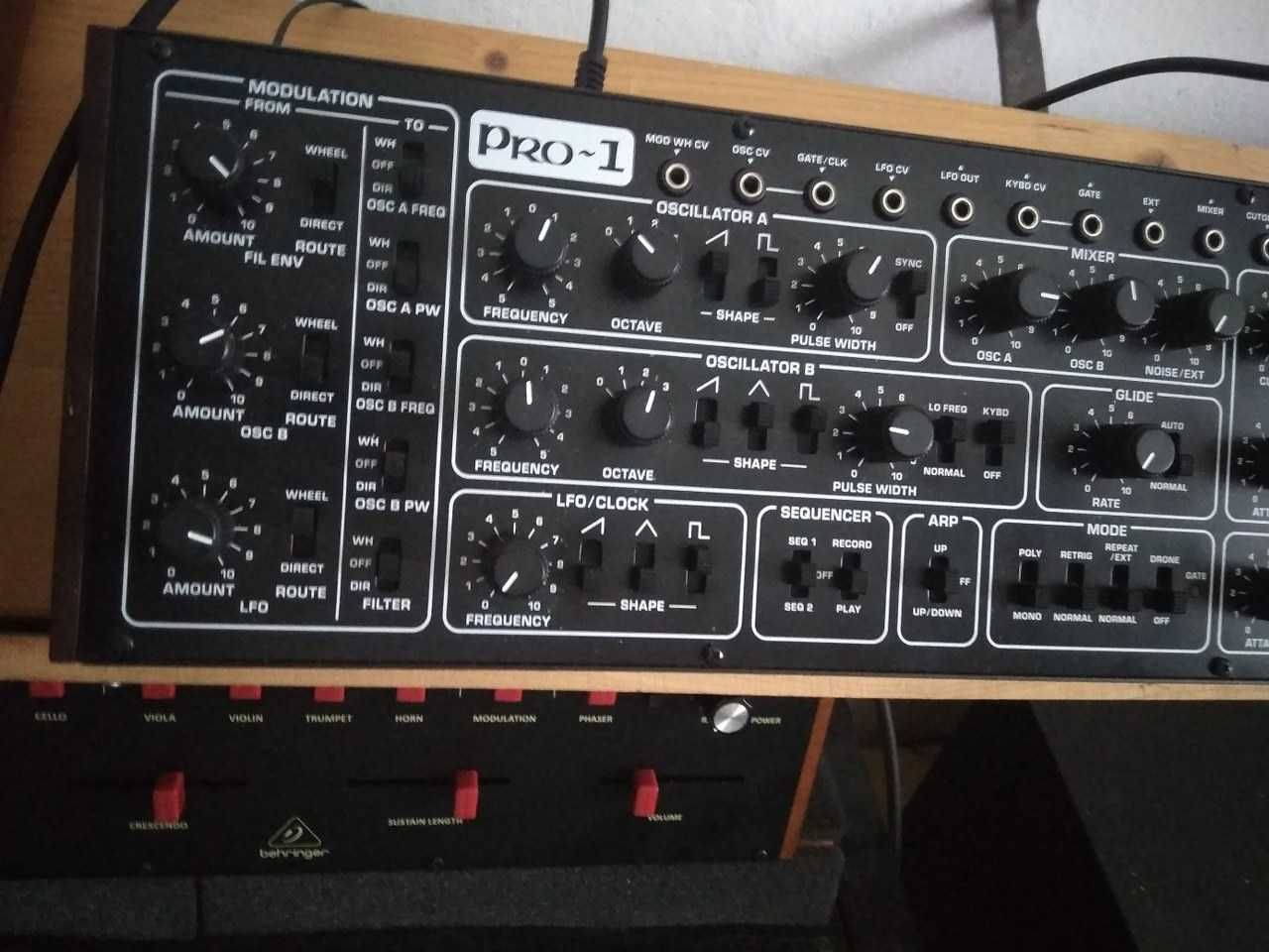 syntezator Behringer pro-1 bdb