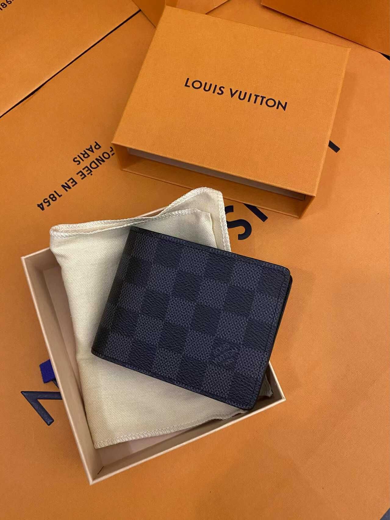 Czarne etui na monety Louis Vuitton w szachownicę