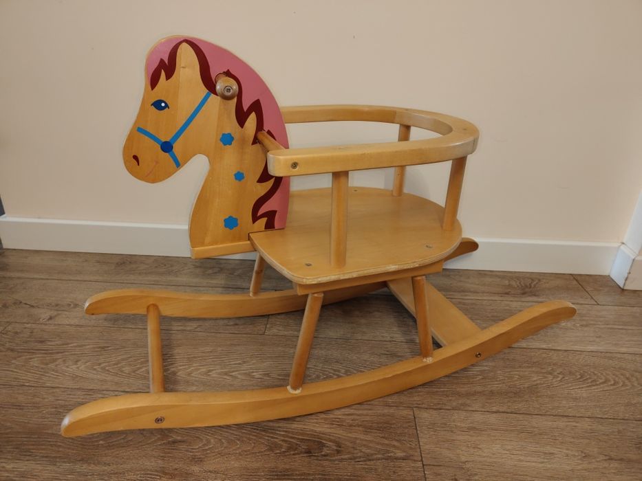 Koń konik drewniany na biegunach