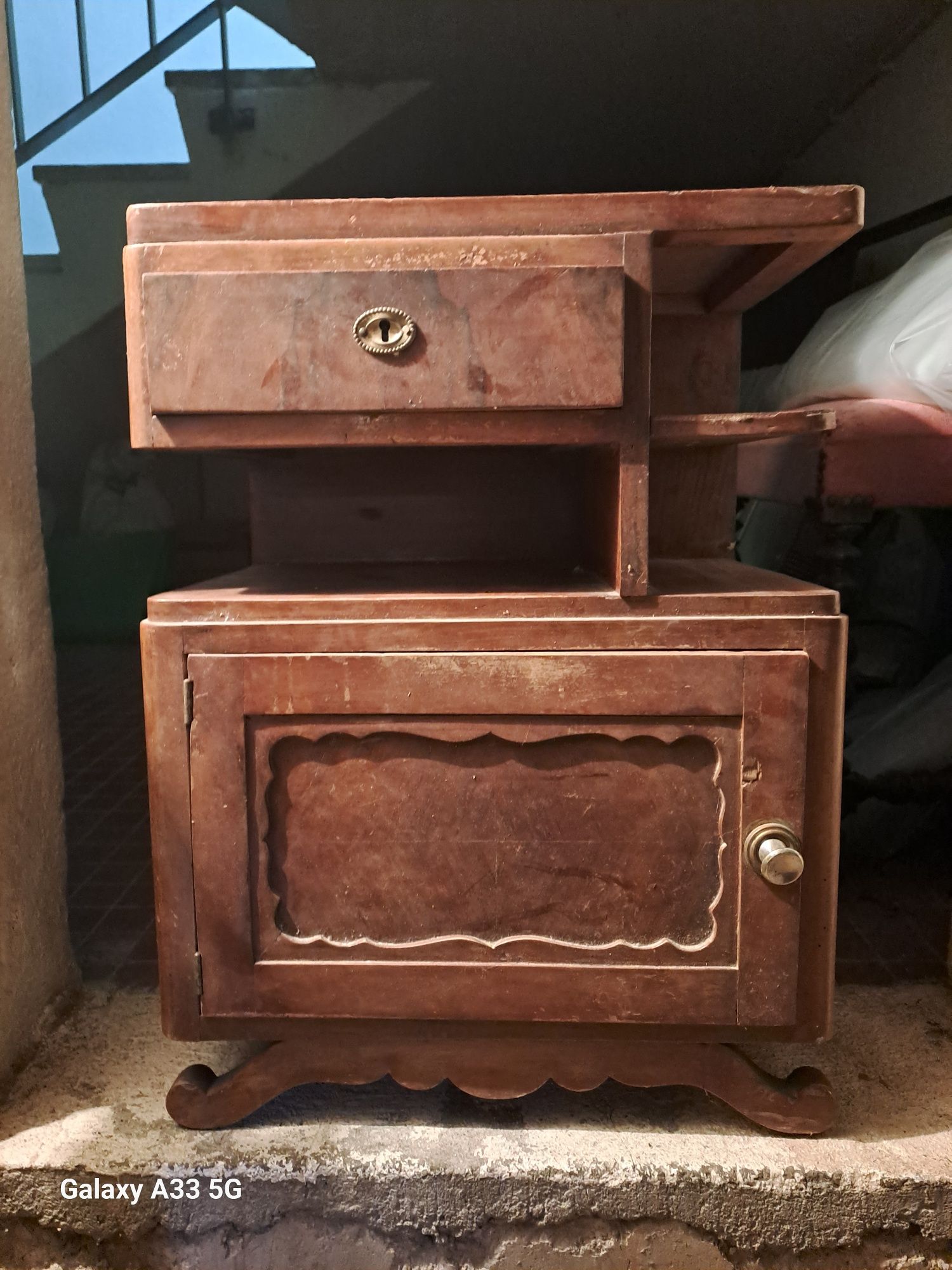 Mesa de cabeceira muigo antiga