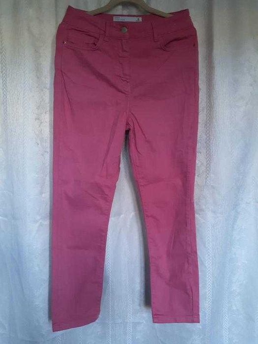 Детские яркие розовые джинсы мом на девочку 8 лет от фирмы Next