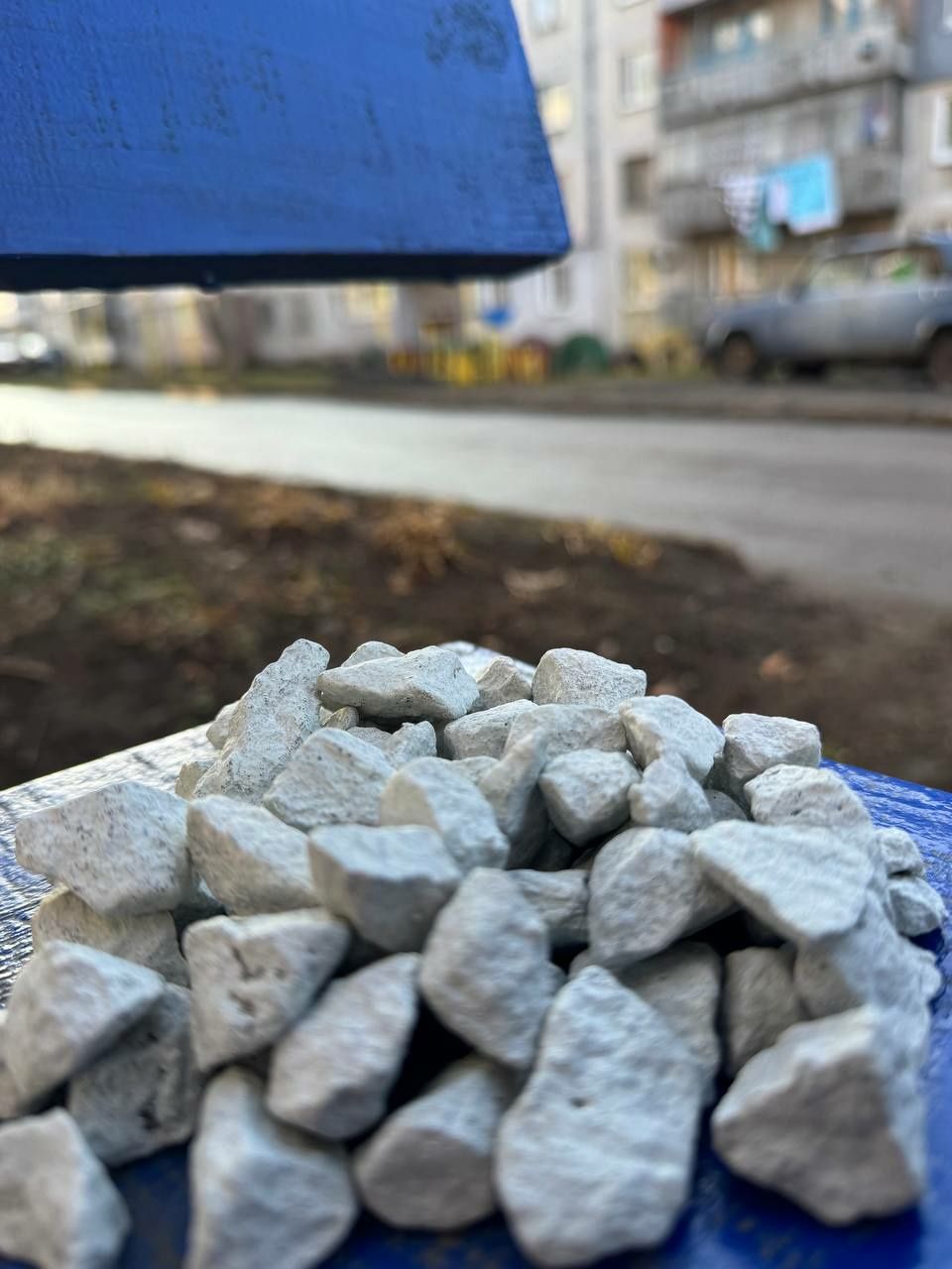 Цветной щебень крашеный щебень декоративный камень крашеная крошка